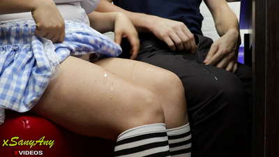 نوجوان اسڪول جي ڇوڪري گهر جي ڪم تي ڪلاس ميٽ ڏانهن ڌڪيندي-xsanyAny